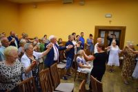 cała sala tańcząca w rytm muzyki