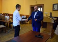 Wójt wręczający list gratulacyjny