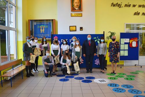 Stypendyści ze szkoły w Cierpicach, wspólne zdjęcie z Wójtem