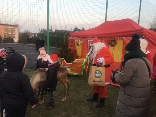 Wręczanie upominków przez Mikołaja