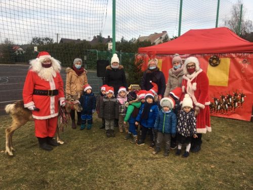 Wspólne zdjęcie dzieci z Mikołajem