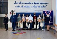 Wójt ze stypendystami ze szkoły podstawowej w Cierpicach