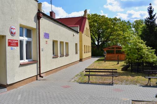 Zdjęcie budynku Szkoły Podstawowej w Małej Nieszawce