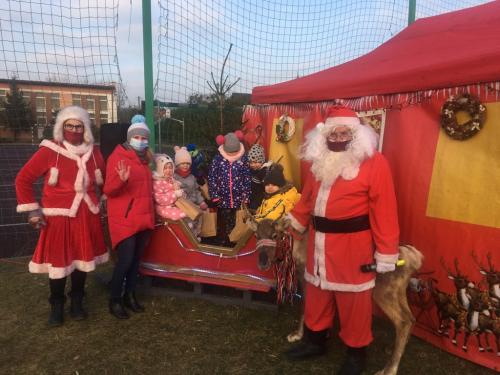 Mikołaj z zaprzęgiem razem z dziećmi przed szkołą w Cierpicach