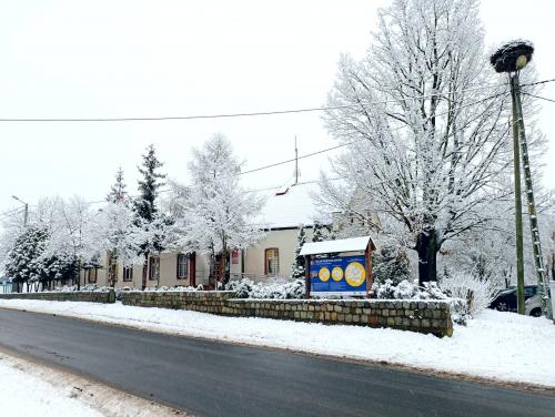 Widok urzędu zimą