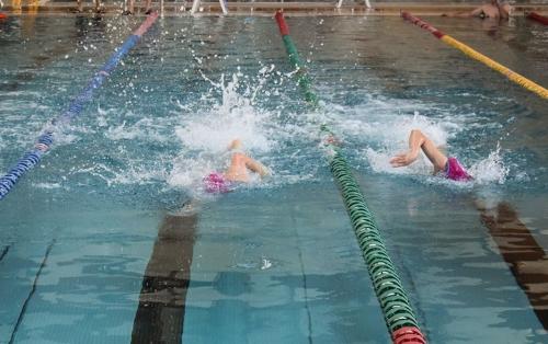 Osoby pływające na basenie