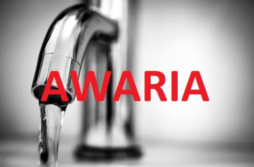 Kran umywalkowy z czerwonym napisem awaria