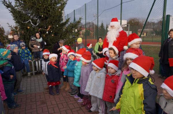 Wspólne strojenie choinki