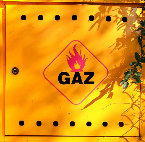 Zdjecie żółtej skrzynki rewizyjnej gazu