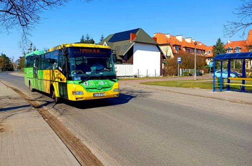Zdjęcie autobusu Arriva z herbem gminy i przystanku na terenie gminy Wielka Nieszawka