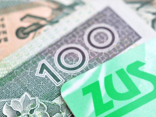 Fragment banknotu sto złotych i legitymacji ZUS