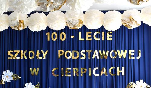 Kurtyna podczas uroczystości stulecia szkoły z napisem 100-lecie SP w Cierpicach