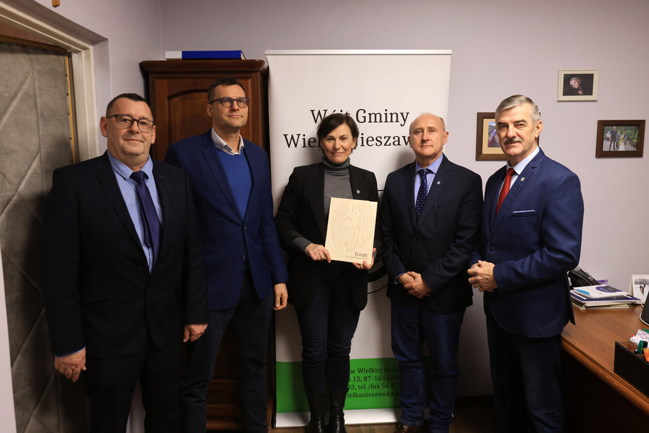 🚍 Nowe połączenia autobusowe między Toruniem a Gminą Wielka Nieszawka! 🌍