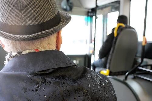 Zdjęcie starszej osoby w autobusie