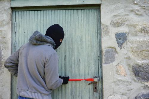 Włamywacz w kominiarce i z łomem